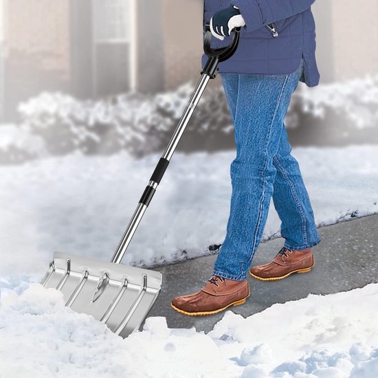 De Winterkind Met Sneeuwschop Stock Afbeelding - Image of kleding