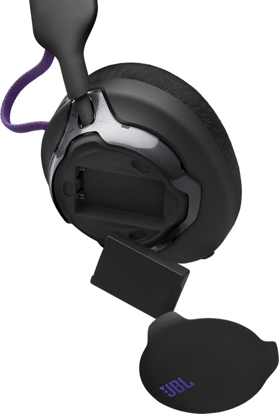 Zicht op de oplaadbare batterij van de JBL Quantum 650 headset, met JBL logo op de oorcup.