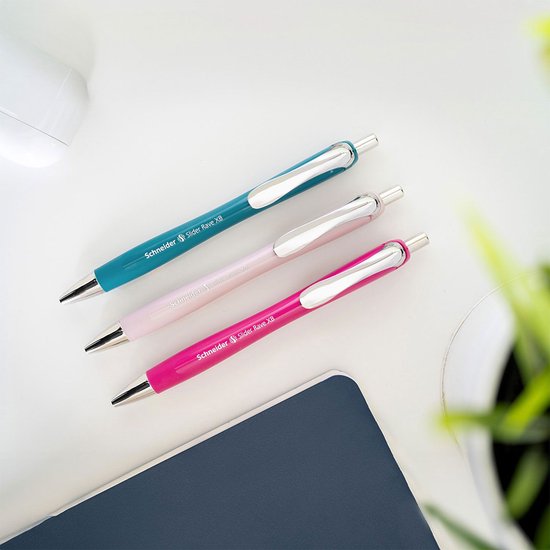 Drie Schneider Slider Rave balpennen in turquoise, roze en fuchsia met zilveren clip, liggend op een bureau.