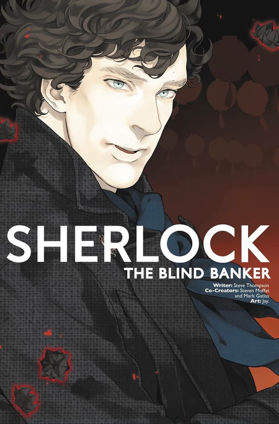 De cover van Sherlock, The Blind Banker, met een illustratie van Sherlock Holmes met zijn kenmerkende krullende haar en blauwe ogen.