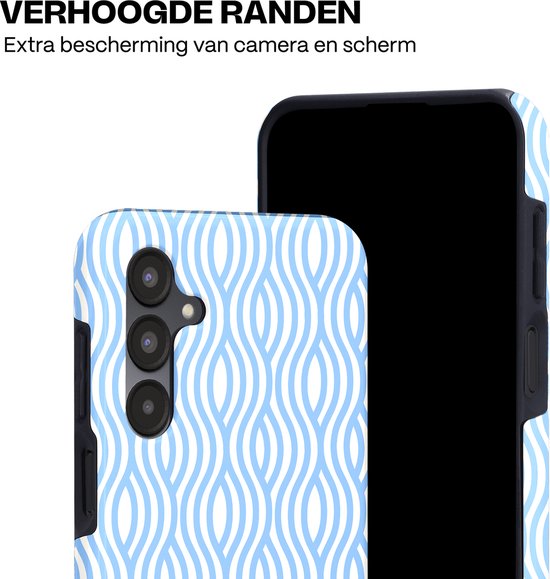 Close-up van telefoonhoesje met blauw-wit golvend patroon en verhoogde randen.