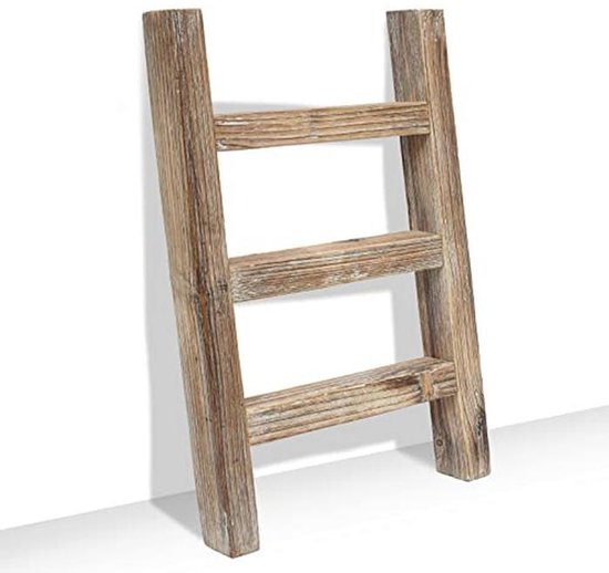 Rustieke, houten decoratieve ladder met drie sporten, leunend tegen een witte muur.
