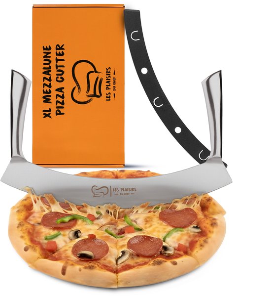 Pizzasnijder XL 35,5 cm RVS — Wiegemes / Mezzaluna met Dubbel Handvat — Extra Scherp Pizza Mes voor Grote Pizza's, Kruiden, Groenten & Taarten — Inclusief Beschermhoes — Belgisch Merk Les Plaisirs du Chef