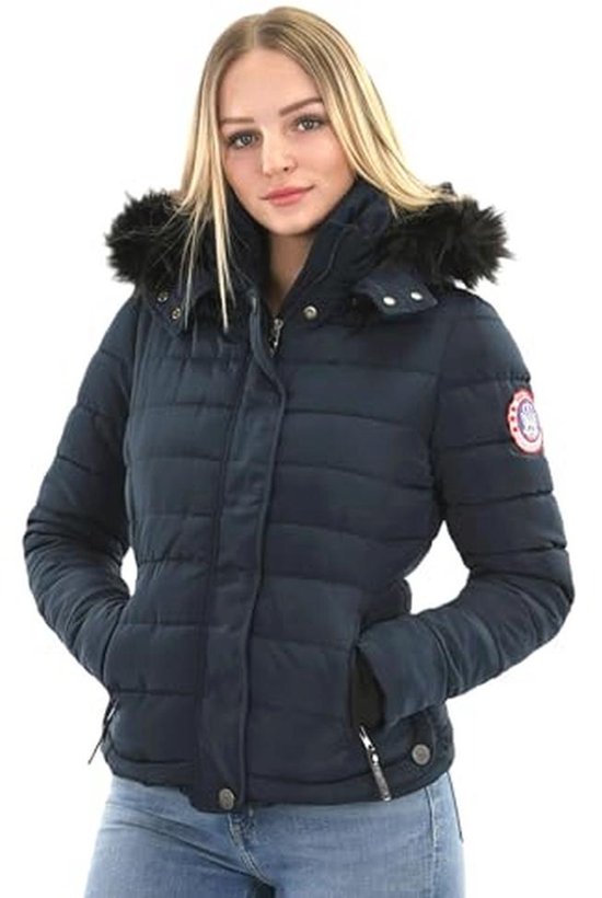 Model met donkerblauwe, gewatteerde winterjas met capuchon met zwarte imitatiebontrand.