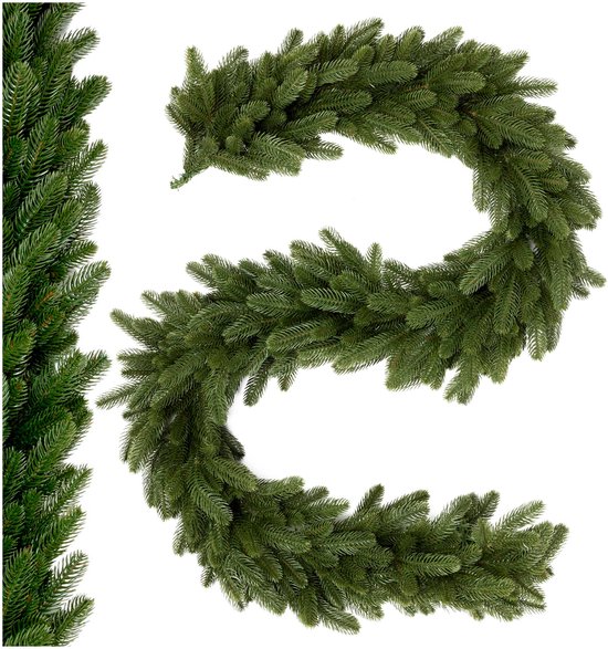 Guirlande de Noël vert foncé sur fond blanc.