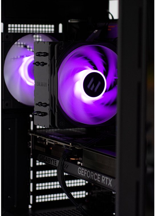Paars verlichte CPU-koeler met dubbele fan en de tekst 'ZALMAN' naast een Gigabyte GeForce RTX grafische kaart.