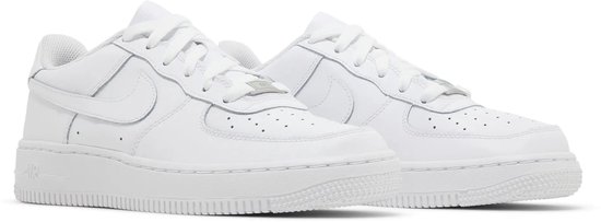 Twee witte Nike Air Force 1 sneakers, van leer, met veters en Nike-logo.