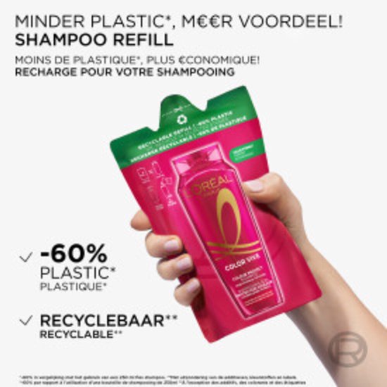 Hand houdt L'Oréal Elvive Color Vive shampoo refill vast, met 60% minder plastic.