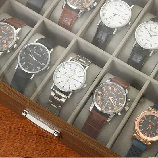 Close-up van een houten horlogedoos met glazen deksel, met diverse horloges met leren en metalen banden.