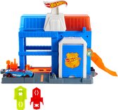 Hot Wheels City Downtown Politietoren speelgoed met een blauwe toren, oranje helling en politiewagen.