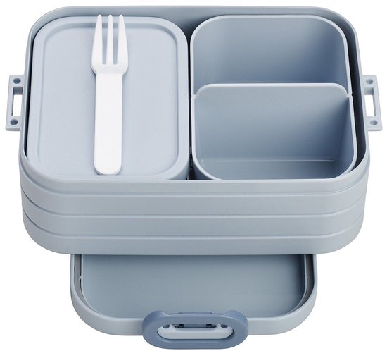 Lichtblauwe Mepal bento lunchbox, gesloten, met een witte vork en compartimenten.