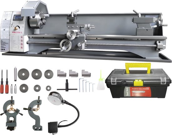 Grijze draaibank met diverse accessoires: tandwielen, klauwen, gereedschapshouder, lamp en gereedschapskist.