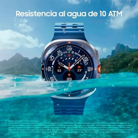 Smartwatch met donkerblauwe band en zilverkleurige kast, deels onder water. Waterbestendig tot 10 ATM.