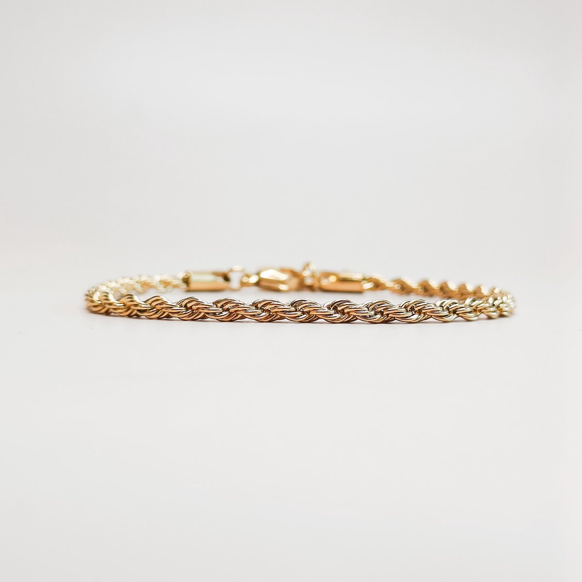 Ava & Imber | Twist Armband Goud | 18k PVD Gecoat Stainless Steel Armband | 16cm met 5cm Verlengstukje | Verstelbare Gedraaide Armband voor Vrouwen