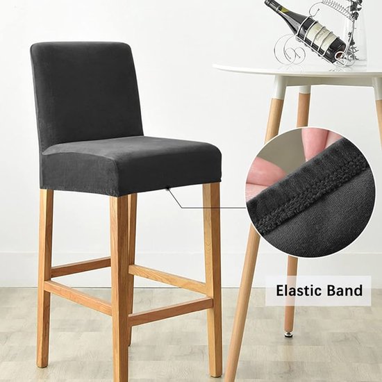 Een donkergrijze fluwelen barkrukhoes op een houten barkruk, met een detail van de elastische band.