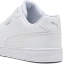 Detail van de witte leren Puma sneaker: Puma-logo op de hiel, perforaties en rubberen zool met Puma-opschrift.