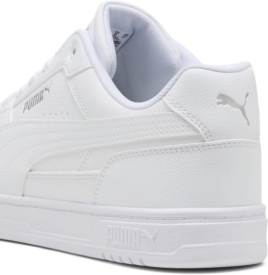 Detail van de witte leren Puma sneaker: Puma-logo op de hiel, perforaties en rubberen zool met Puma-opschrift.