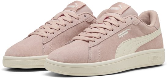Paar roze PUMA Smash 3.0 sneakers met crèmekleurige 'formstrip' en zool.