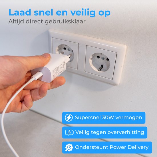 Chargeur blanc branché dans une prise murale. "Puissance super rapide de 30W."
