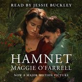 HAMNET van Maggie O'Farrell, voorgelezen door Jessie Buckley. Een stel omhelst elkaar te midden van weelderige, groene bladeren. Tekst: HAMNET MAGGIE O'FARRELL.