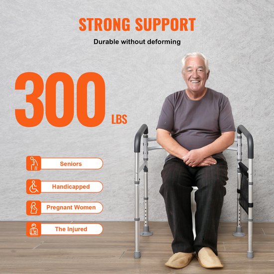 Grijze toiletbeugel met grijze handgrepen, gedragen door een lachende senior man. Geschikt voor 300 lbs.