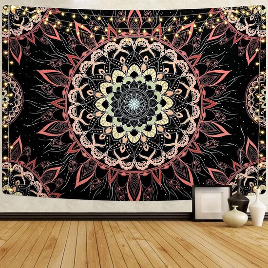Zwart mandala wandkleed met roze en crème bloempatronen, opgehangen aan een muur met decoratieve lichtsnoeren.