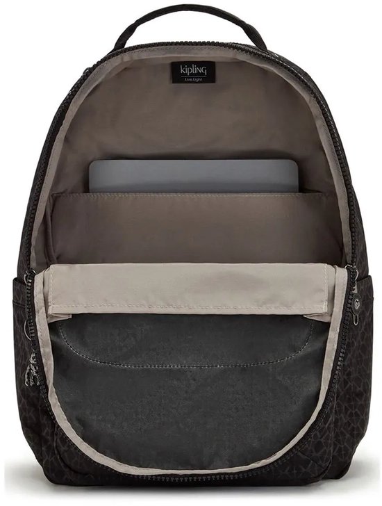 Open zwarte Kipling rugzak met patroon, laptopvak en Kipling logo.