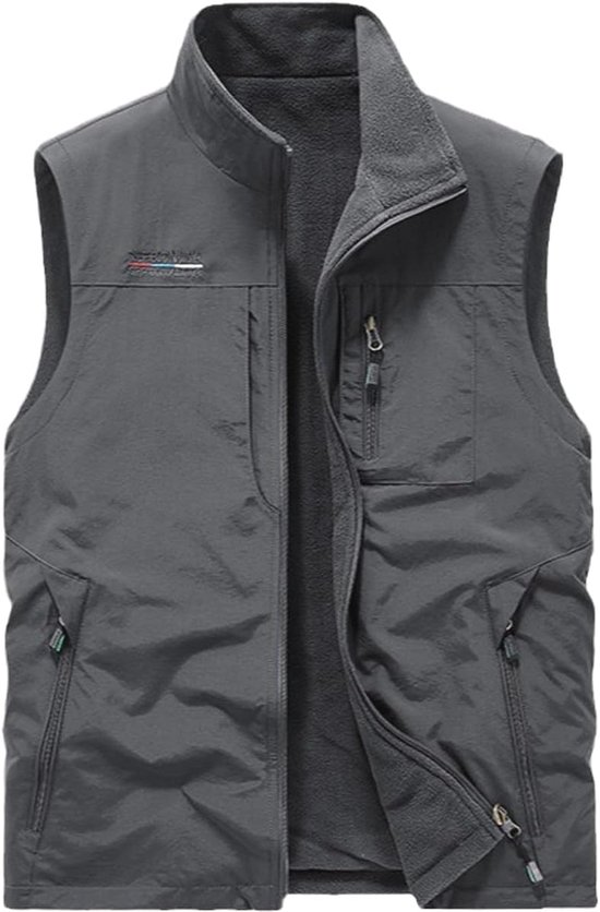 Grijze bodywarmer met opstaande kraag, ritssluiting en meerdere zakken met rits.