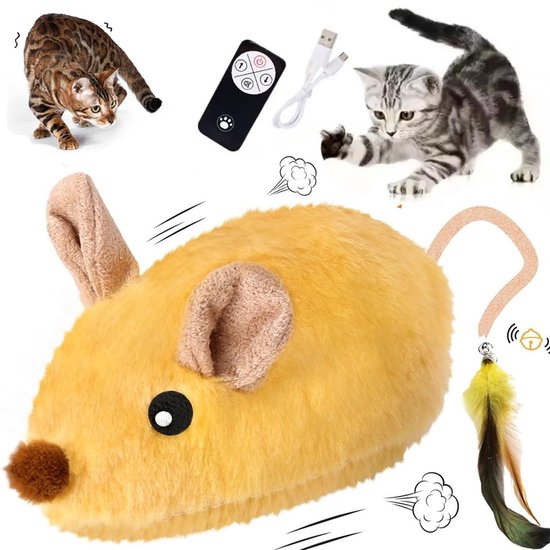 Gele speelgoedmuis met oren, neus en staart met veer. Katten kijken ernaar. Afstandsbediening en USB-kabel zichtbaar.