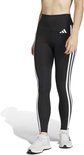 Vrouw in zwarte sportlegging met witte Adidas strepen op de zijkant en een Adidas logo op de heup.