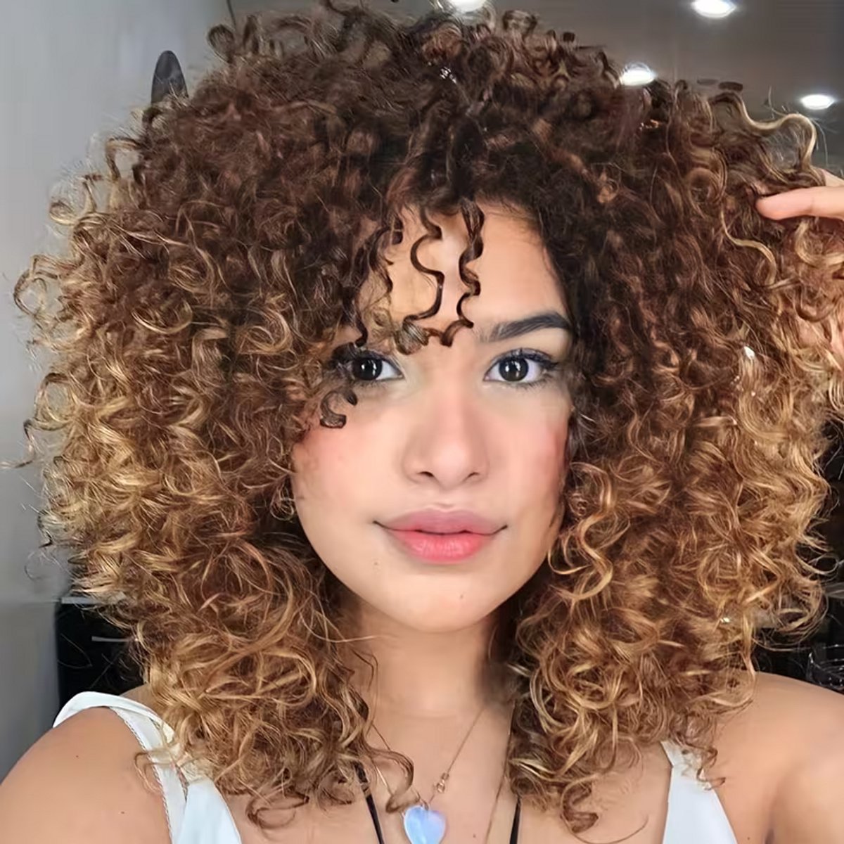 Daity 1 Damespruik met krullen - Synthetische volumineuze Afrikaanse krullenpruik met pony - Geschikt voor styling met hitte, gemakkelijk te dragen voor beginners, perfect voor dagelijks gebruik, feestjes, Halloween, Kerstmis en cosplay (bruin)