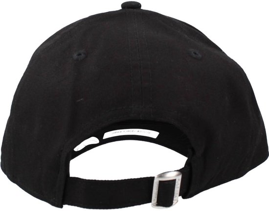 Arrière d'une casquette New Era noire avec sangle réglable.