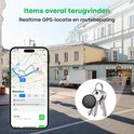 Zwarte ronde GPS-tracker aan een sleutelbos. Een iPhone toont de 'Zoek mijn' app met kaartnavigatie in een stadse omgeving.