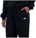 Zwarte New Balance joggingbroek met wit logo op de linkerheup.