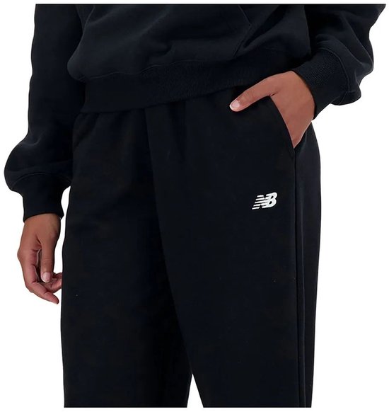 Zwarte New Balance joggingbroek met wit logo op de linkerheup.