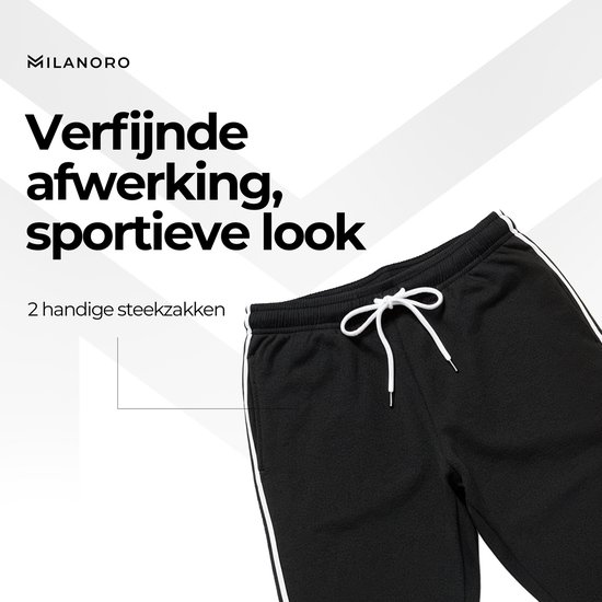 Zwarte joggingbroek met witte bies, trekkoord en twee steekzakken.
