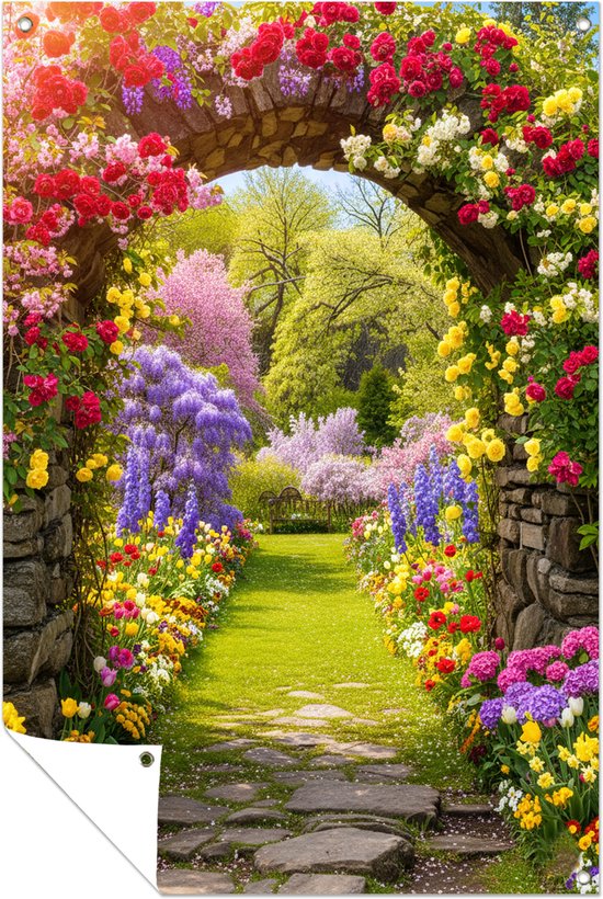 Une arche en pierre ornée de fleurs rouges, jaunes et violettes, avec un chemin menant à un jardin verdoyant.