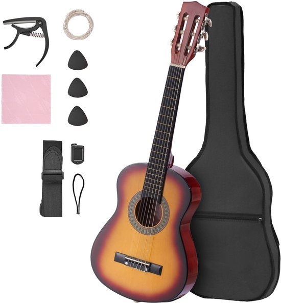 Klassieke gitaar met sunburst afwerking, staand naast een draagtas, met accessoires: capodastro, plectrums, snaren, stofdoek, riem en tuner.
