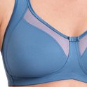 Blauwe bh met mesh inzetstukken bij de cups en een strikje middenvoor.