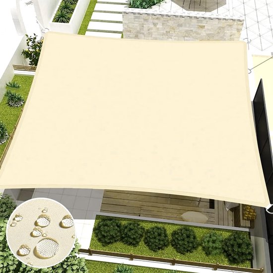 Beige vierkant zonnedoek over een patio, met detail van waterdruppels op de stof.