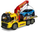 Gele takelwagen met rode kraan en grijze laadbak, met een blauwe Ford Mustang erop.