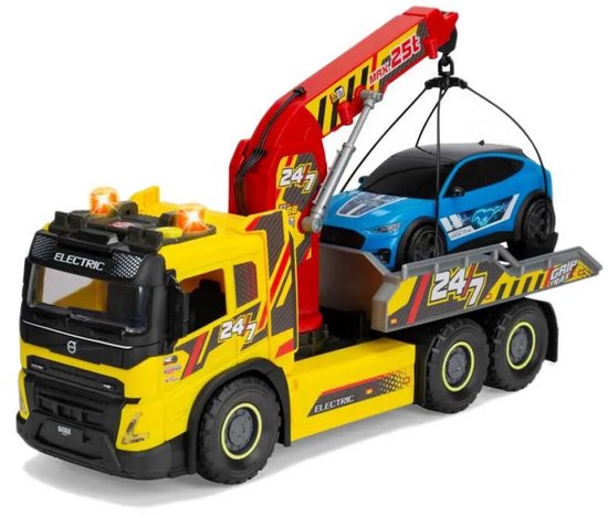 Gele takelwagen met rode kraan en grijze laadbak, met een blauwe Ford Mustang erop.