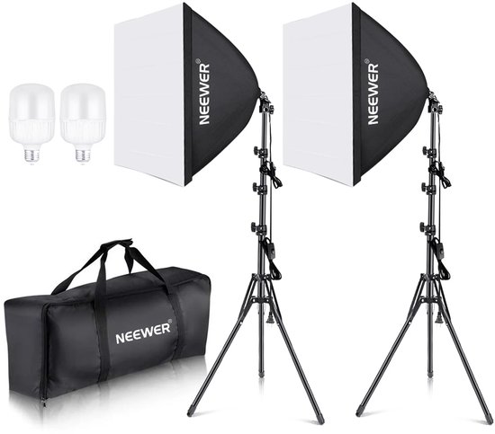 Twee witte softboxen op statieven, met twee lampen en een zwarte draagtas.