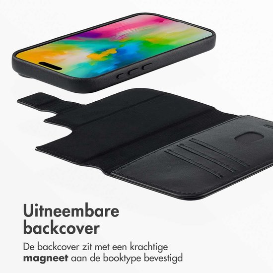 Zwarte lederen bookcase, opengeklapt om de uitneembare backcover te tonen. Met kaartvakken.
