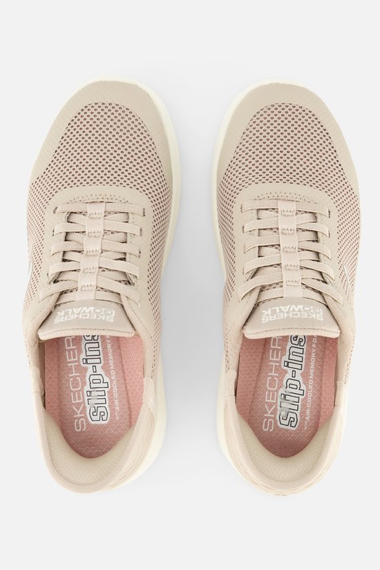 Bovenaanzicht van taupe Skechers GOwalk Flex instappers met vetersluiting en roze 'Slip-ins' binnenzool.