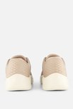 Achterkant van twee taupe Skechers Go Walk Flex instappers met beige zolen en een diamantpatroon op de hiel.