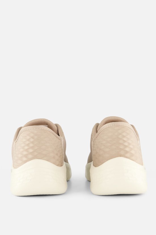 Achterkant van twee taupe Skechers Go Walk Flex instappers met beige zolen en een diamantpatroon op de hiel.