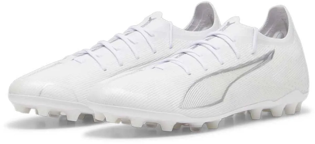 Puma Ultra 5 Ultimate Mg voetbalschoenen in wit, EU 46, met een lichtgewicht ontwerp en stabiliserend PWRTAPE SQD-frame.