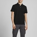 Zwarte polo met korte mouwen, gedragen door een man.
