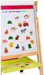 Alfabet en magneten met boerderijdieren en -voertuigen op een whiteboard.